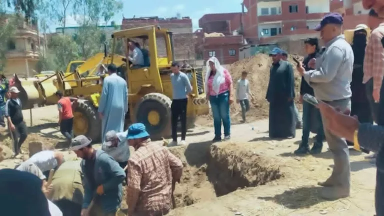 قصة العثور على كنز تل فرعون.. اكتشفوه صدفة في حفر مركز شباب بالشرقية